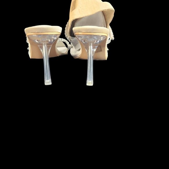 Cape Robbin Heels - Picture 3 of 6